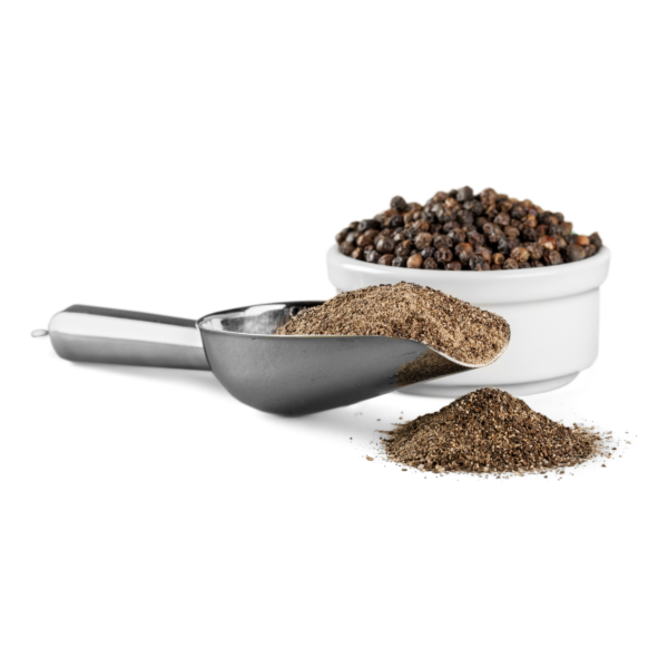 Pimienta negra molida en cuchara de metal y recipiente blanco con granos de pimienta negra